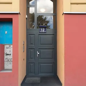 https://studio-apartment-between-schoenbrunn-the-city-center-vienna-1.vienna-besthotels.com